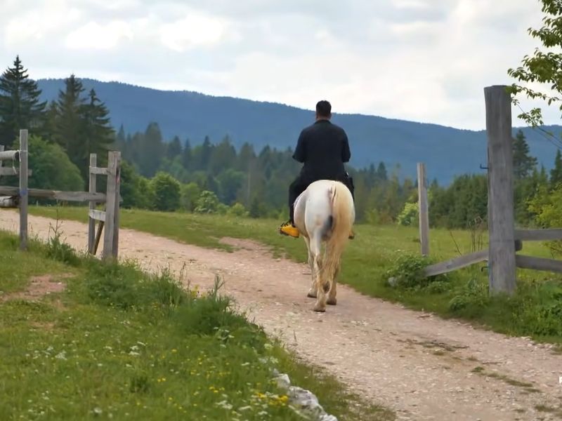 Tara nudi razne aktivnosti, kao što su jahanje konja, šetnje, pešačke ture