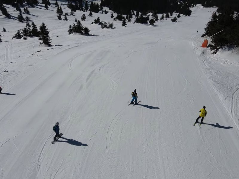 Zima na Kopaoniku nudi odlične uslove za skijanje, snowboard i druge zimske sportove.